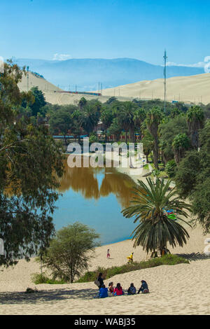 Blick auf die Wüstenoase Huacachina, Departement Ica, Peru Stockfoto