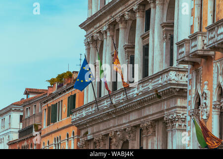 Flagge von Italien und der Europäischen Union an der Regierung Gebäude diplomatischen Stockfoto