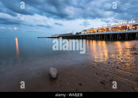 Clacton-on-Sea Pier in der Dämmerung, Clacton-on-Sea, Essex, England, Vereinigtes Königreich, Europa Stockfoto