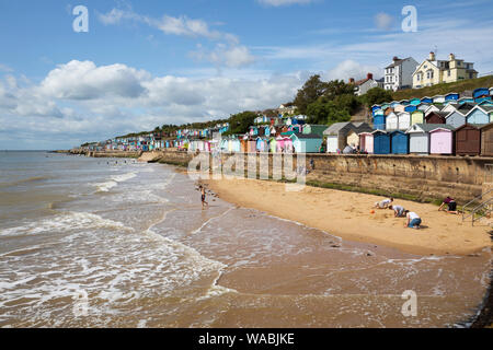 Bunte Badehäuschen entlang der Strandpromenade, Walton-on-the-Naze, Essex, England, Vereinigtes Königreich, Europa Stockfoto