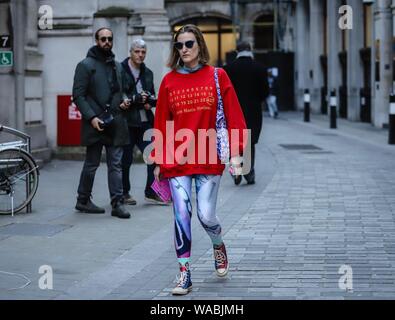 LONDON, Großbritannien - 15 Februar 2019: Frauen auf der Straße während der London Fashion Week. Stockfoto