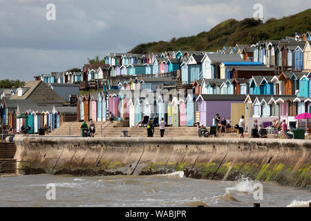 Bunte Badehäuschen entlang der Strandpromenade, Walton-on-the-Naze, Essex, England, Vereinigtes Königreich, Europa Stockfoto