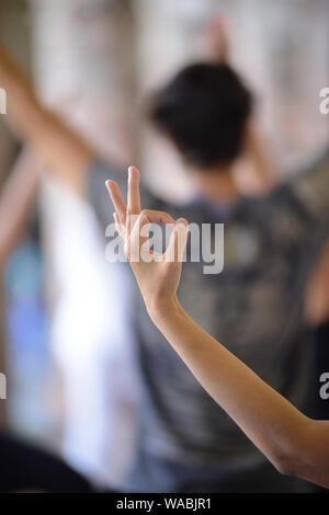 Weibliche Hand, die eine Mudra Geste im Yoga Klasse verwendet Stockfoto