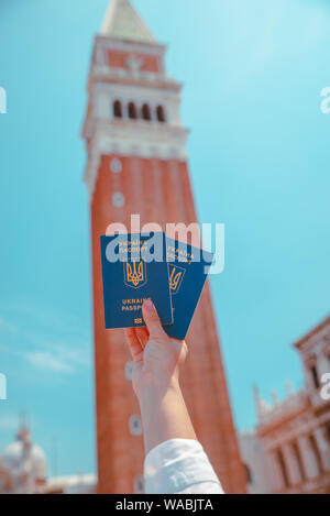 Hand, die im Besitz eines ukrainischen biometrische Pässe travel concept Bewegungsfreiheit Italien Venedig Stockfoto