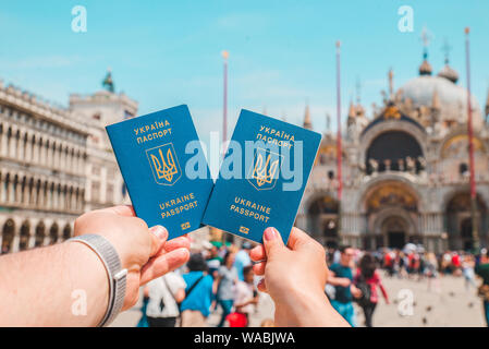 Hand, die im Besitz eines ukrainischen biometrische Pässe travel concept Bewegungsfreiheit Italien Venedig Stockfoto