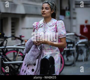 LONDON, Großbritannien - 15 Februar 2019: Frauen auf der Straße während der London Fashion Week. Stockfoto