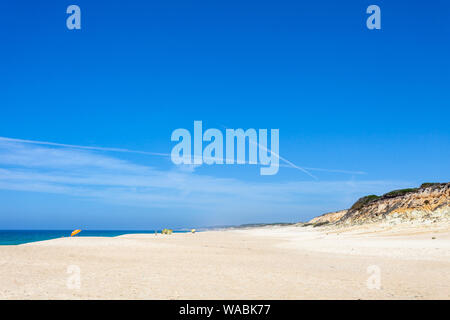 Der Strand von Aberta Nova (Praia da Aberta Nova) und seine sandigen Klippen an der Atlantikküste, Alentejo, Portugal. Stockfoto