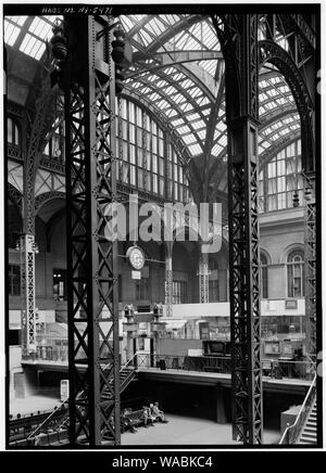 Bahnhofshalle aus Südwesten. - Pennsylvania Station; Englisch: 10. Historischer amerikanischer Gebäude Umfrage, Cervin Robinson, Fotograf April 24, 1962, Halle aus Südwesten. - Pennsylvania Station, 370 Seventh Avenue, West 31, 30 - 33 Straßen, New York, New York County, NY Stockfoto