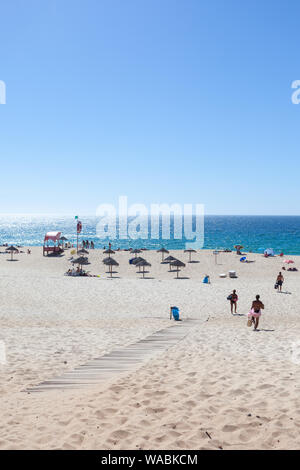 Mittags Sonnenschein am Strand von Aberta Nova (Praia da Aberta Nova) im Sommer, Atlantikküste, Alentejo, Portugal Stockfoto