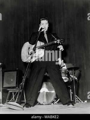 Elvis Presley auf der Bühne im Shrine Auditorium, Los Angeles, CA, 8. Juni 1956 Datei Referenz #33848-209 THA Stockfoto