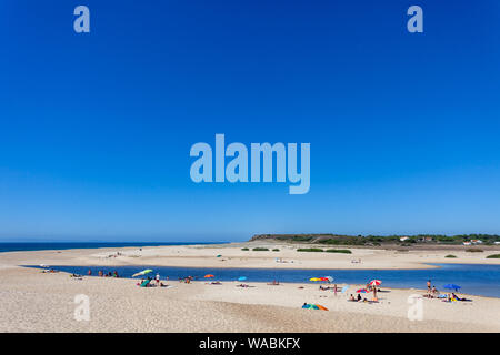 Aberta Nova Strand (Praia da Aberta Nova) mit Melides See im Vordergrund (Lagoa de Melides), an der Atlantikküste, Alentejo, Portugal. Stockfoto