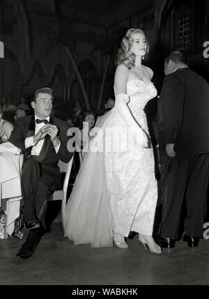 Robert Wagner als Anita Ekberg, Spaziergänge ihr 'Neue Star des Jahres Schauspielerin Award' für 'Blut Gasse' von der Hollywood Foreign Press Association im Coconut Grove in Hollywood, Kalifornien (27. Februar 1956) Datei Referenz #33848-223 THA empfangen Stockfoto