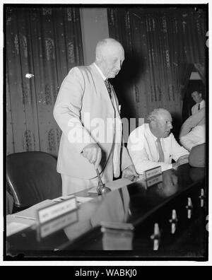 Die Durchführung von Steuerhinterziehung zu hören. Washington, D.C., am 19. Juni. Rep. Robert L. Doughton von Nord-carolina, Vorsitzender, und Senator Pat Harrison (rechts) von Mississippi, Stellvertretender Vorsitzender, der Gemeinsamen Kongreßausschuß jetzt Anhörungen zur Bekämpfung der Steuerhinterziehung. 6/19/37 Stockfoto