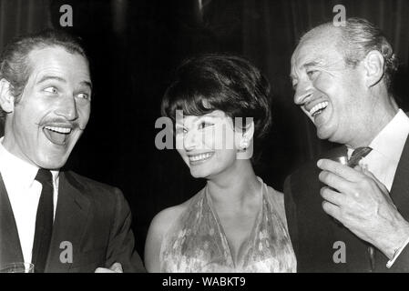 Paul Newman, Sophia Loren, David Niven, bei der Premiere von 'Lady L' (1964) MGM Datei Referenz #33848-295 THA Stockfoto