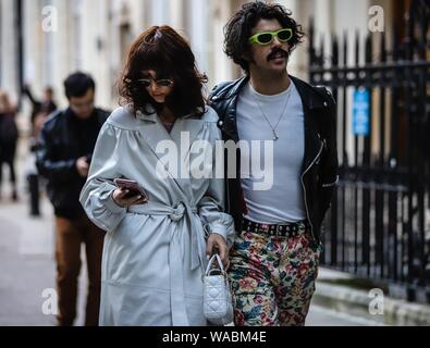 LONDON, Großbritannien - 15 Februar 2019: Paar auf der Straße während der London Fashion Week. Stockfoto