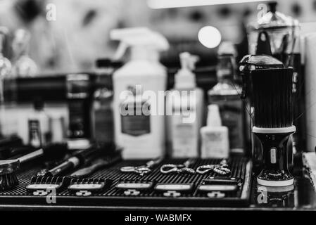 Friseur- Tools. Friseur Arbeitsplatz. Ein großer Plan. Schwarz-weiß Foto. Stockfoto