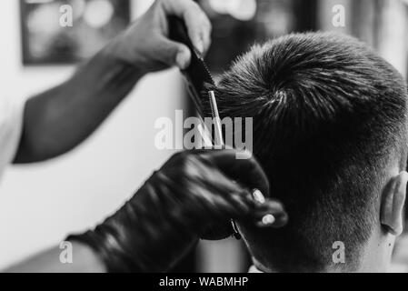 Friseur- Tools. Friseur Arbeitsplatz. Ein großer Plan. Schwarz-weiß Foto. Stockfoto