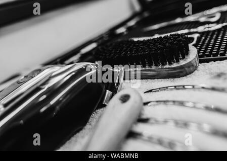 Friseur- Tools. Friseur Arbeitsplatz. Ein großer Plan. Schwarz-weiß Foto. Stockfoto