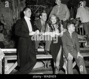 Glenn Ford, Rita Hayworth und Regisseur Charles Vidor, während der Dreharbeiten zu "Gilda" (1946) Columbia Datei Referenz #33848-416 THA Stockfoto