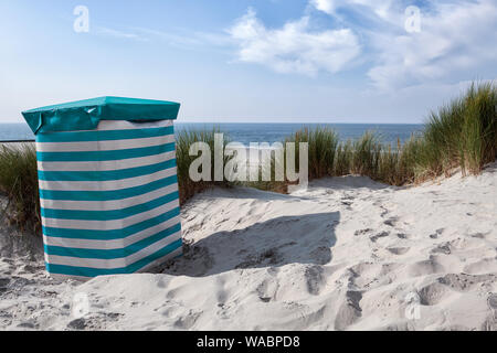 Dünen von Borkum im Sommer, Blick auf den Strand und das Meer. Stockfoto
