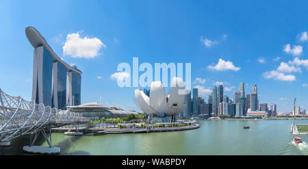 Der Helix Bridge, Marina Bay Sands und ArtScience Museum mit der Skyline des Central Business District (CBD) hinter, Marina Bay, Singapore Stockfoto