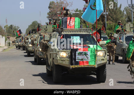 Lashkar Gah, Afghanistan. 19 Aug, 2019. Ein militärkonvoi ist bei der Feier der Afghanischen Independence Day in Lashkar Gah, die Hauptstadt der Provinz Helmand gesehen, im südlichen Afghanistan, Aug 19., 2019. Credit: Abdul Aziz Safdari/Xinhua Quelle: Xinhua/Alamy leben Nachrichten Stockfoto