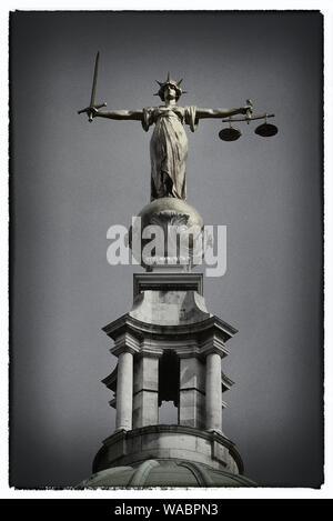 Die Bronzestatue von Lady Gerechtigkeit auf der Oberseite des Old Bailey, London, England. Großbritannien Stockfoto