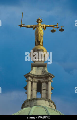 Die Bronzestatue von Lady Gerechtigkeit auf der Oberseite des Old Bailey, London, England. Großbritannien Stockfoto