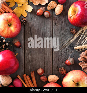 Herbst quadratischen Rahmen von Äpfeln und fallen Zutaten auf einem rustikalen, mit Holz Hintergrund mit Kopie Raum Stockfoto