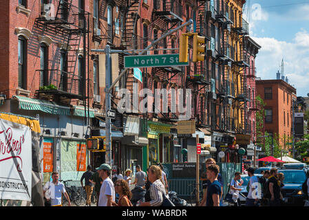 Williamsburg in Brooklyn, Aussicht im Sommer von Bedford Avenue im Zentrum von Williamsburg, Brooklyn, New York City, USA Stockfoto