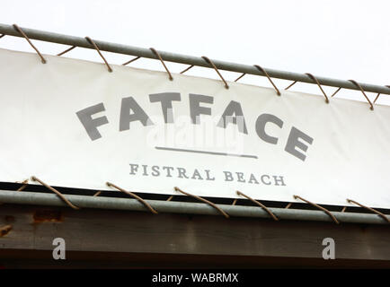 Newquay, Cornwall, England. 16 Aug, 2019. FatFace surf Store auf Newquay berühmten Fistral Beach.de Zentrum von Surfen ist rund um die abwechslungsreiche Küste und Strände von Cornwall im Süden westlich des Festlandes. Surfer Kopf es jeden Sommer und es gibt zahlreiche, Surfschule, Surfshops gepunktete rund um die beliebte Städte in Cornwall. Credit: Keith Mayhew/SOPA Images/ZUMA Draht/Alamy leben Nachrichten Stockfoto