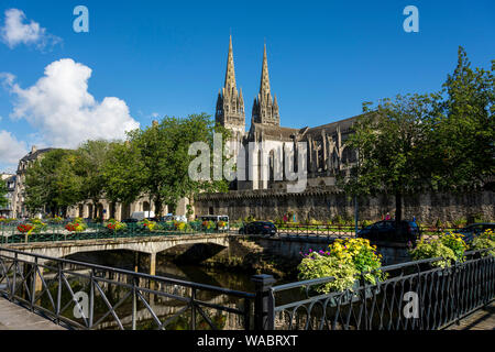 Kathedrale Saint-Corentin von Quimper und Fluss Odet, finstere Abteilung, Bretagne, Frankreich Stockfoto