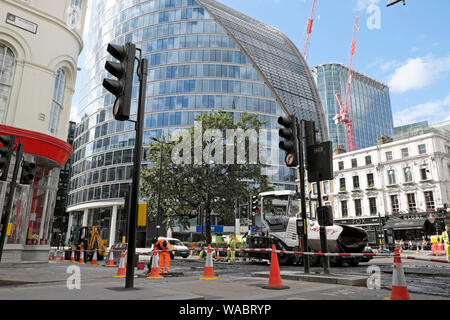 Road Repair Arbeitnehmer resurfacing Straße mit Asphalt an der London Wall und Moorgate Schnittpunkt an einem Sonntag in der Stadt London UK KATHY DEWITT Stockfoto