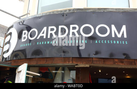 Newquay, Cornwall, England. 16 Aug, 2019. Boardroom Surfen in der Stadt Newquay. Zentrum der britischen Surfen ist rund um die abwechslungsreiche Küste und Strände von Cornwall im Süden westlich des Festlandes. Surfer Kopf es jeden Sommer und es gibt zahlreiche, Surfschule, Surfshops gepunktete rund um die beliebte Städte in Cornwall. Credit: Keith Mayhew/SOPA Images/ZUMA Draht/Alamy leben Nachrichten Stockfoto