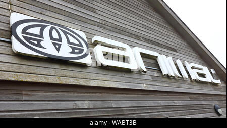 Newquay, Cornwall, England. 16 Aug, 2019. Signage außerhalb der tierischen surf Store auf Newquay berühmten Fistral Beach.de Zentrum von Surfen ist rund um die abwechslungsreiche Küste und Strände von Cornwall im Süden westlich des Festlandes. Surfer Kopf es jeden Sommer und es gibt zahlreiche, Surfschule, Surfshops gepunktete rund um die beliebte Städte in Cornwall. Credit: Keith Mayhew/SOPA Images/ZUMA Draht/Alamy leben Nachrichten Stockfoto