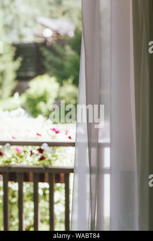 Weißen Vorhang am Fenster mit Blick auf den Hinterhof Stockfoto