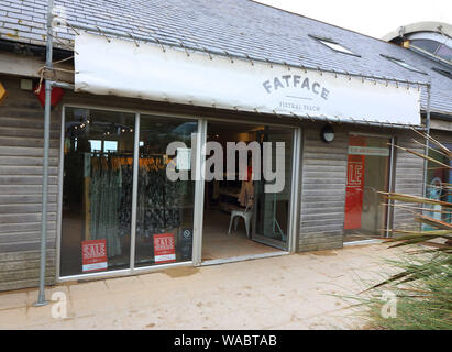 Newquay, Cornwall, England. 16 Aug, 2019. FatFace surf Store auf Newquay berühmten Fistral Beach.de Zentrum von Surfen ist rund um die abwechslungsreiche Küste und Strände von Cornwall im Süden westlich des Festlandes. Surfer Kopf es jeden Sommer und es gibt zahlreiche, Surfschule, Surfshops gepunktete rund um die beliebte Städte in Cornwall. Credit: Keith Mayhew/SOPA Images/ZUMA Draht/Alamy leben Nachrichten Stockfoto