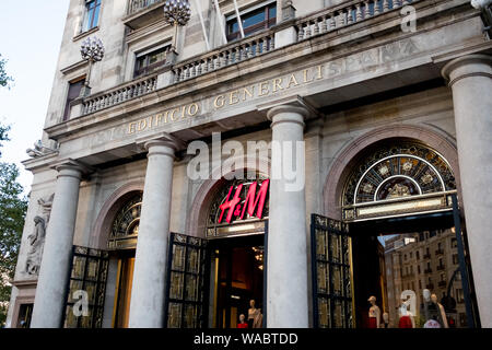 Barcelona, Spanien - 20 April 2019: h&m Flagship Store mit Logo in Barcelona Passeig de Gracia Straße im historischen Gebäude Stockfoto