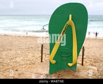 Newquay, Cornwall, England. 16 Aug, 2019. Eine riesige Werbung Nachbau eines Havaianas Flip Flop' am Strand Seite als Dusche, auf den Fistral Beach, Newquay.de Surfen" ist rund um die abwechslungsreiche Küste und Strände von Cornwall im Süden westlich des Festlandes. Surfer Kopf es jeden Sommer und es gibt zahlreiche, Surfschule, Surfshops gepunktete rund um die beliebte Städte in Cornwall. Credit: Keith Mayhew/SOPA Images/ZUMA Draht/Alamy leben Nachrichten Stockfoto