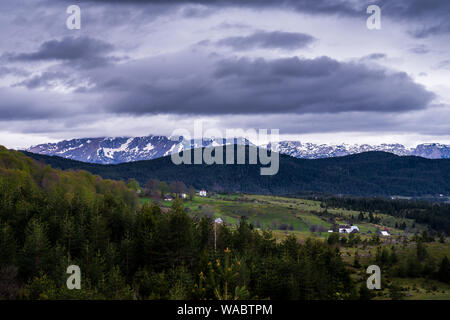 Montenegro, Schnee auf den hohen Bergen der Nationalpark Durmitor nächste in Wolken versteckt Zabljak und durch die endlosen grünen Wald Land Land umgeben Stockfoto