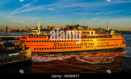 New York City, USA, 27. Dezember 2014, große orange Fähre von Staten Island Fähre voller Menschen in Manhattan in New York City Hafen transportiert werden. Stockfoto