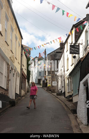 Weibliche Fußgänger auf Fore Street, Polruan, Cornwall, Großbritannien Stockfoto