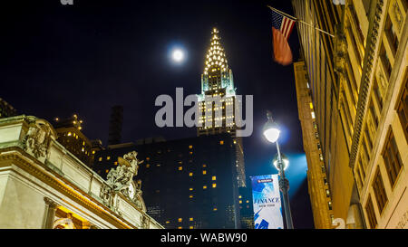 New York City, USA, 3. Januar 2015, hellen Mondschein und Sternenhimmel über Downtown Manhattan scheint auf das Chrysler Building bei Nacht mit wehende Flagge von Stockfoto