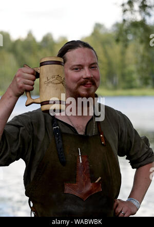 Hameenlinna Finnland 08/17/2019 mittelalterliches Fest mit Handwerker, Ritter und Animateure. Ein junger Schmied Bier trinken. Stockfoto