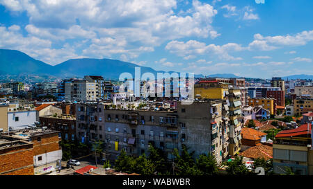 Tirana, Albanien, 4. Juli 2015, Blick über Architektur und Gebäude und Dächer der Häuser der Wohnviertel der Hauptstadt zwischen Berg l Stockfoto