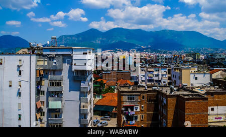 Tirana, Albanien, 4. Juli 2015, Blick über die Dächer von Tirana Wohngebiet über die Skyline der Stadt bis zum beeindruckenden Berge der dajti Nation Stockfoto