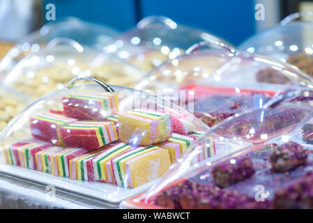 Traditionelle bunte süßes Dessert ganz nah an den berühmten Markt in Tel Aviv-Jaffa, Israel. Traditionelle orientalische Süßigkeiten im Shop. Stockfoto