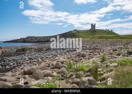 Dunstanburgh Castle in der Nähe von Alnwick an der Küste von Northumberland, Großbritannien Stockfoto