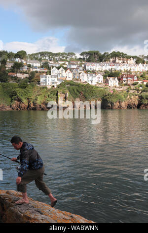 Fowey an der Stelle Polruan, Corrnwall, UK: Fischer in Vordergrund Stockfoto