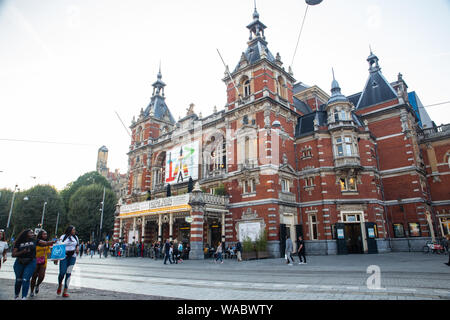 AMSTERDAM, Niederlande - 1 September, 2018: Street Scene außerhalb der Internationalen Theater von Amsterdam mit Menschen in Aussicht Stockfoto